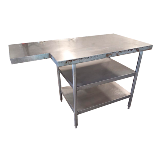 Mesa de trabajo acero inoxidable con dos repisas y saque en esquina