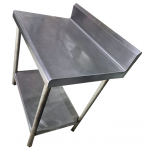 Mesa de trabajo en acero inoxidable con repisa inferior