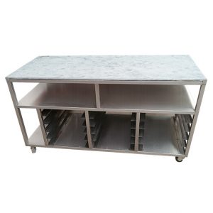Mesa de trabajo con cubierta de mármol y estructura de acero inoxidable